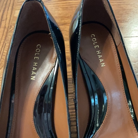COLE HAAN BLACK PATENT LEATHER PEEP TOE HEELED PUMP. Size 6 - Picture 6 of 13